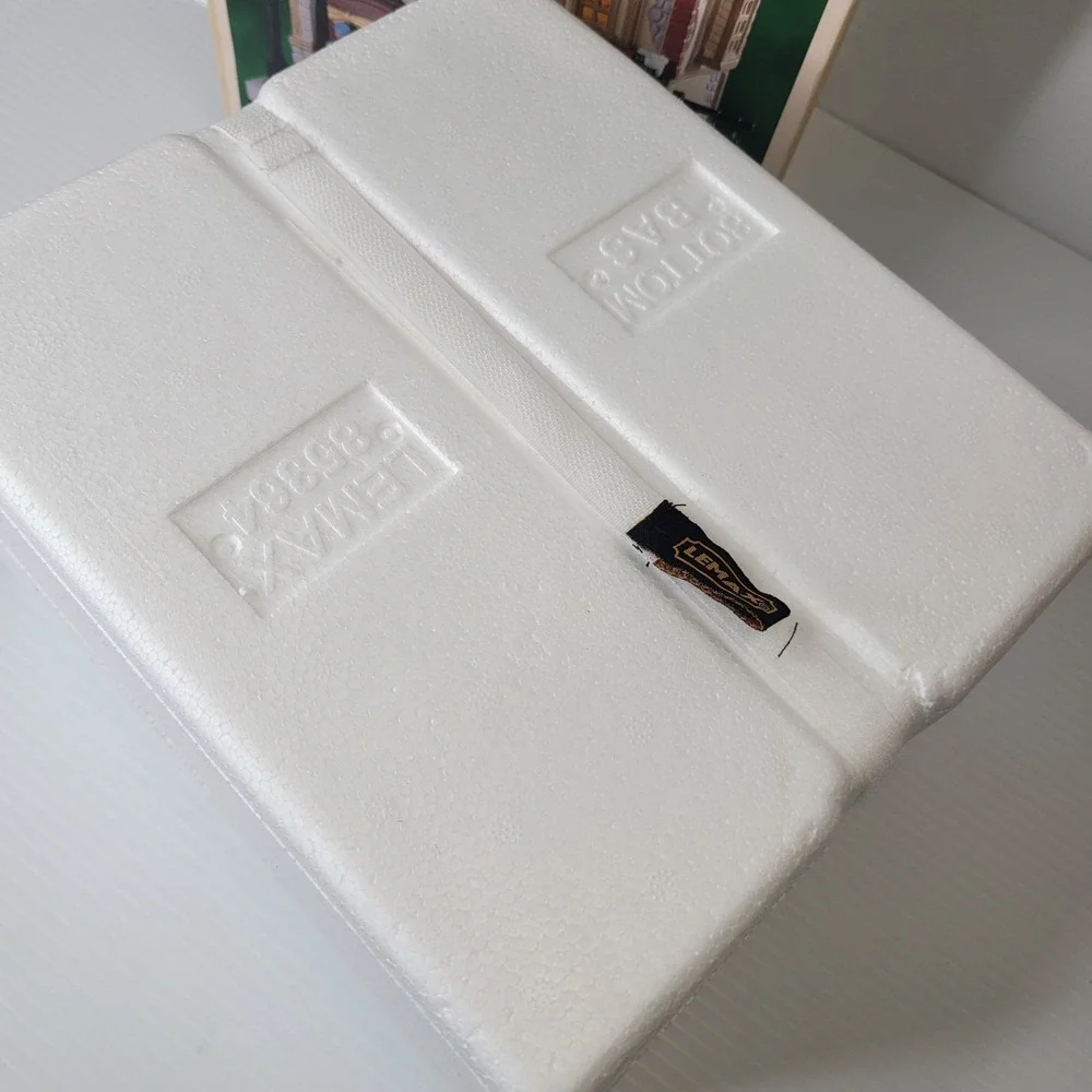 Lemax Caddington Post #85364 Porcelain Lighted Building New w/‎ Original Box